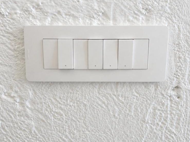 Placca con i comandi delle luci, in una casa a Cerenova