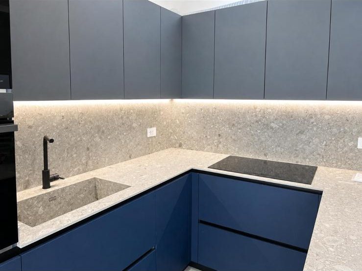 Cucina a Cerenova con la luce sotto i pensili e il piano a induzione