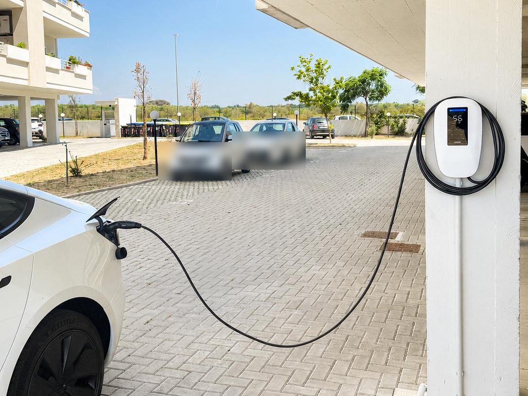 Wallbox su pilastro all'Infernetto, con l'auto in ricarica